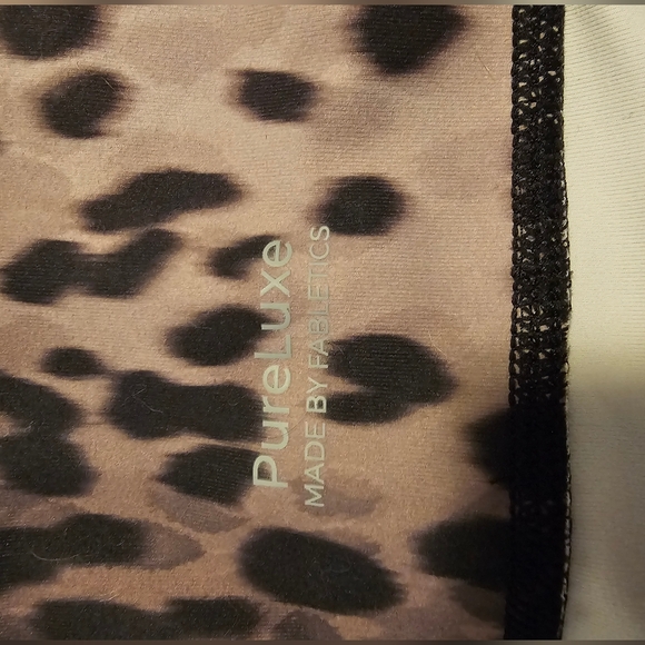 Fabletics Purelux Leopard Print Shorts with Pockets - Size 1X - Picture 2 of 6